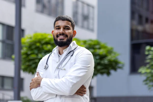 Portrét Usmívajícího Mladého Muslimského Veterináře Stojícího Před Nemocnicí Sebevědomě Hledícího — Stock fotografie