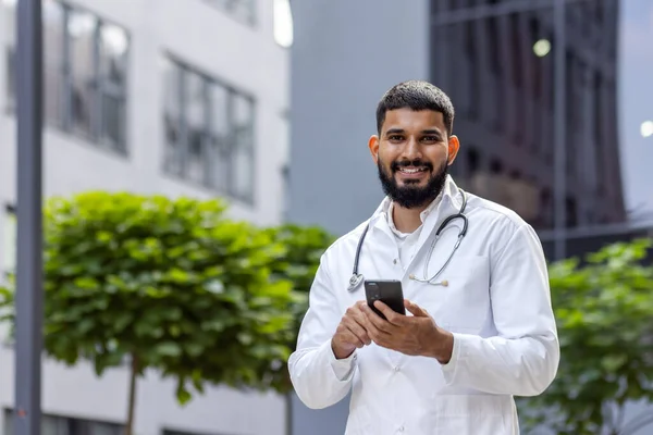 Portrét Mladého Muslimského Lékaře Stojícího Úsměvem Kliniky Držícího Ruce Telefon — Stock fotografie