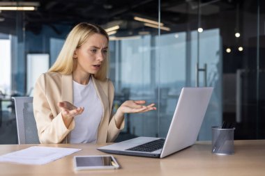 Hüsrana uğramış üzgün kadın ofis içinde çalışıyor, iş kadını kötü bir başarı elde etti, kadın çalışan mutsuz bilgisayar ekranından veri okuyor..