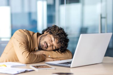 İş yerinde uyuyan bir iş adamı, aşırı yorgun ve çok çalışan genç bir adam. Ofisin içinde dizüstü bilgisayarla yatıyor. Geç saatlere kadar uzun çalışma, akşama kadar teslim tarihi..