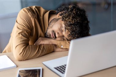 İş yerinde uyuyan bir iş adamı, aşırı yorgun ve çok çalışan genç bir adam. Ofisin içinde dizüstü bilgisayarla yatıyor. Geç saatlere kadar uzun çalışma, akşama kadar teslim tarihi..