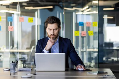 Ofisin içinde dizüstü bilgisayarla çalışan deneyimli bir iş adamı, ekrandan kitap okuyan düşünen bir adam, iş elbisesi yatırımcısı, pencerenin yanındaki masada sakallı bir patron..
