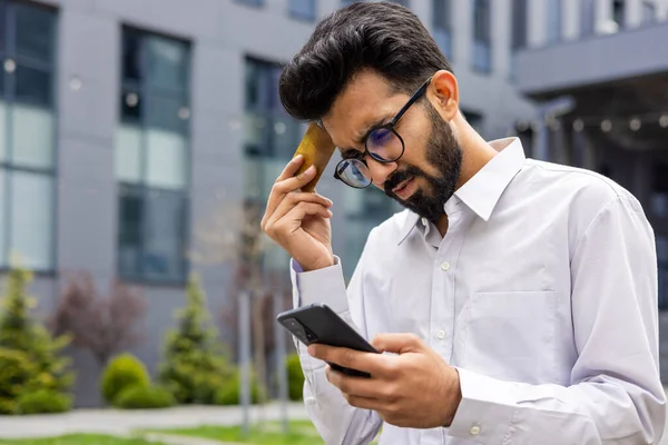 Ofis dışında hayal kırıklığına uğramış üzgün bir adam uyanıyor elinde telefon ve banka kartı olan genç bir işadamı para transferini, dolandırıcılığı ve aldatmacayı engelliyor..
