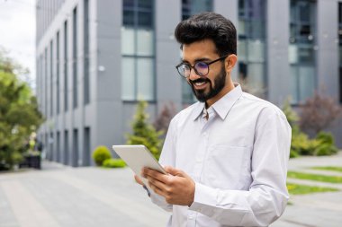 Kentsel bir ortamda teknolojiyle uğraşan kendine güvenen girişimci, profesyonellik ve ulaşılabilirliğin bir karışımını yansıtıyor.
