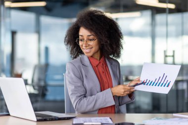 İspanyol asıllı gururlu konuşmacı video konferansı sırasında proje başarısını pozitif dinamikle gösteriyor. Sunum yapan ve veri analizinin sonucuna işaret eden heyecanlı kadın.