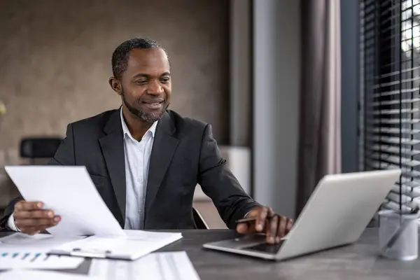 Magabiztos Afro Amerikai Üzletember Hivatalos Öltözékben Aki Laptopon Dolgozik Miközben — Stock Fotó