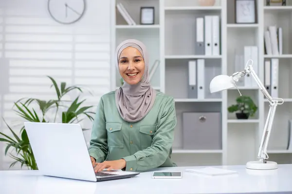 Впевнена Професійна Мусульманка Хіджабі Посміхається Камеру Використовуючи Свій Ноутбук Сучасному Стокова Картинка