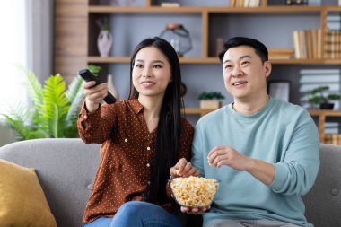 Bir çiftle patlamış mısır paylaşıp kanepede film izleyip, rahatlık ve rahatlığı somutlaştıran rahat bir yuva kurmak..