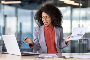 Bölüm başkanının elinde çizelge ve kalemle açık ağızla bilgisayar ekranına bakarken kafası karışmış. Finansal raporlar yüzünden bunalmış bir kadın kritik bir uyumsuzluğu fark etti..