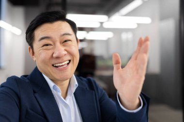 Çağdaş bir ofiste kendine güvenen bir profesyonel sunum yapıyor. İletişim ve iş stratejisine odaklan.