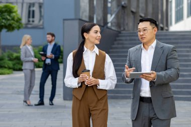 Dışarıda sıradan bir toplantıda bir grup şirket ortağı. Elinde dijital tabletle kahve içerken sohbet ediyorlar..