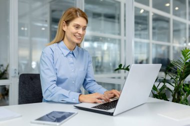 Parlak, çağdaş ofis ortamında iş işleri için bilgisayardan yararlanmaya odaklanmış. Çalışma ve başarı kavramı.