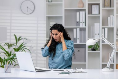 Endişeli İspanyol iş kadını, evinde çalışırken kötü haberler alıyor. Kafa karışıklığı ve stres gösteriyor..