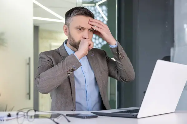 Занепокоєний Бізнесмен Виглядає Спантеличеним Під Час Роботи Ноутбуці Сучасному Офісі — стокове фото