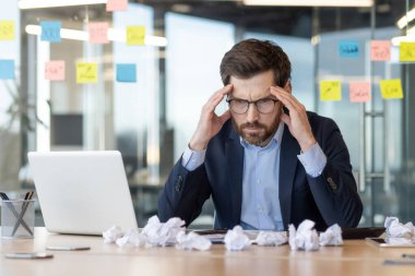 İflas etmiş işadamının ofis içinde oturmasından bıkmış, takım elbiseli adam gazeteler arasında depresyonda, mali yatırımda başarısız oldu..
