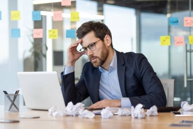 İflas etmiş işadamının ofis içinde oturmasından bıkmış, takım elbiseli adam gazeteler arasında depresyonda, mali yatırımda başarısız oldu..