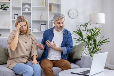 Evli bir çift, aile içi anlaşmazlıklar ve oturma odalarında yaşanan gerginlik ve tartışmaları gösteren bir psikologla ciddi bir online istişare içine girer..
