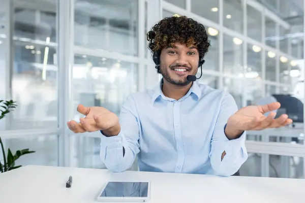 Junge Männliche Kundendienstmitarbeiter Büro Sie Tragen Ein Headset Lächeln Und — Stockfoto