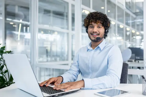 Ein Fröhlicher Männlicher Kundendienstmitarbeiter Mit Headset Lächelt Während Seinem Laptop — Stockfoto
