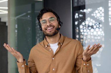 Çağdaş ofis ortamında çalışan gülümseyen müşteri hizmetleri temsilcisi mükemmel bir destek sağlıyor..