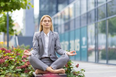 Şehirde yoga ve meditasyon yapan profesyonel bir iş kadını. Stres atmak ve odaklanmayı geliştirmek için..