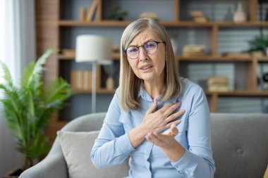 Son sınıfta göğüs ağrısı çeken bir kadın internetten bir doktora danışmanlık yapıyor, evden gelen bir video ile, tıbbi tavsiye ve destek istiyor..