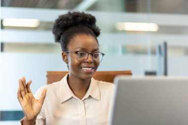 Modern ofisteki iş kadını, çevrimiçi toplantıya katılıyor. Sanal iletişim yoluyla iş arkadaşlarıyla uzaktan bağlantı kuran profesyonel bir çalışma. Teknoloji kavramı, uzaktan çalışma