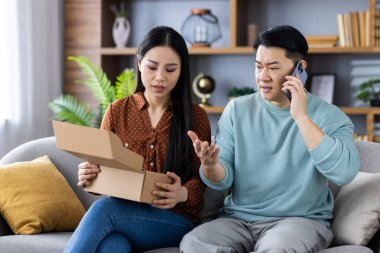 Evde teslimat sorunu yaşayan Asyalı bir çift var. Kadın karton kutuyu açarken, erkek telefonda paket sorununu tartışıyor. Sahne hayal kırıklığını, iletişimi ve günlük yaşamı betimler..