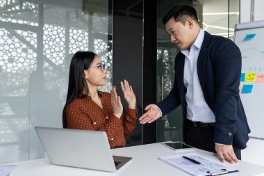 İş yerindeki Asyalı Erkek Patronun Cinsel Tacizi ve İşyerindeki Bir Kadın Altını Taciz Etmesi.