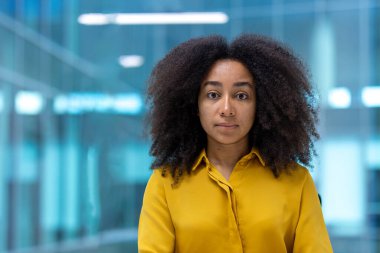 Modern ofiste kendine güvenen profesyonel bir kadın. Başarı, liderlik ve çağdaş iş ortamının mükemmel bir temsilidir..