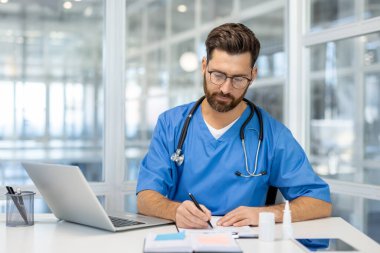 Bilgisayarla yazı yazan, profesyonelliği aktaran ve sağlık sektörüne odaklanan bir doktor. Modern ofis ayarları tıbbi uzmanlık ve adanmışlık temasını geliştirir.