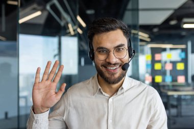 Modern ofis ortamında yakınlık ve profesyonellik gösteren, kulaklık takan bir müşteri hizmetleri temsilcisi. İletişim kavramları için ideal