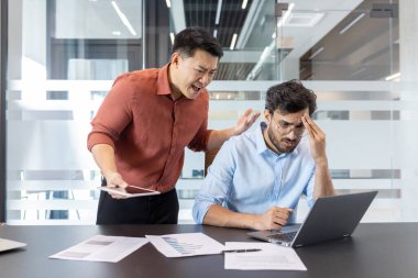 Kızgın bir patronun modern ofis ortamında stresli bir çalışanla yüzleşmesini anlatan bir iş senaryosu. Sahne, iş arkadaşları arasındaki iş yeri çatışması, stres ve iletişim sorunlarını vurguluyor.