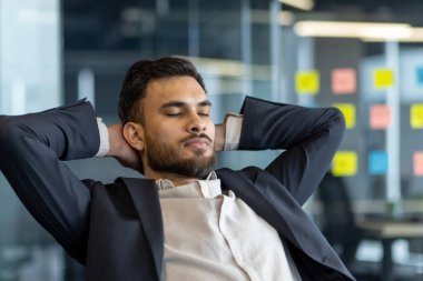 Kendine güvenen Latin Amerikalı işadamı, modern iş dünyasında sıkı çalıştıktan sonra sakinliğini ve profesyonelliğini gösteriyor..