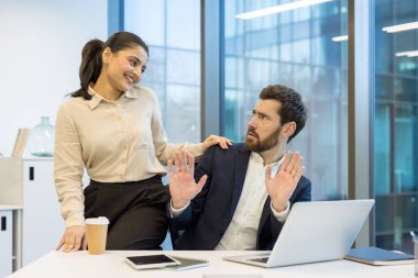 İş yerinde flört eden bir kadın, iş yerinde bir erkekle flört eden bir iş arkadaşı..