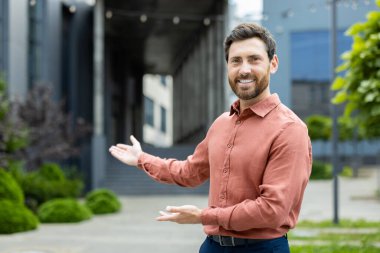 Başarılı adam yeni bir takımda çalışmaya davet ediyor. İş adamı kameraya bakar ve selamlama ve davetiye için el ele tutuşur..