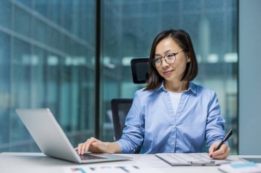 Ofis Ortamı Masasında Çalışan Profesyonel Kadın .