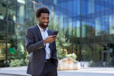 Başarılı bir iş adamı elinde telefonla şehirde dolaşıyor. Akıllı telefon uygulaması kullanan, sosyal medyayı karıştıran ve mesaj yazan iş adamı..