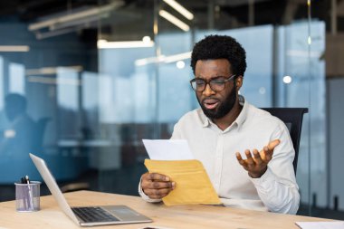 Hüsrana uğramış bir Afro-Amerikan işadamı, ofis masasında bir mektup okuyup hayal kırıklığını ve kafa karışıklığını dile getirirken olumsuz tepki veriyor..