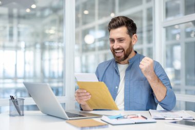 Başarılı bir adam olumlu haberi kutlar. Coşkulu iş adamı, bir mektup okuyup, başarı ve başarı sergiledikten sonra sevinç haykırıyor.