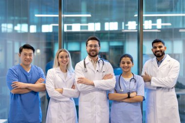 Muhtelif tıp uzmanları, modern bir sağlık ortamında takım çalışması ve uzmanlığı somutlaştırarak, güvenilir bir şekilde ayakta duruyorlar..