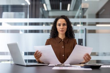 Ofis ortamında dizüstü bilgisayarda çalışırken profesyonel incelemeler yapmak, özveri ve analitik beceriler sergilemek.
