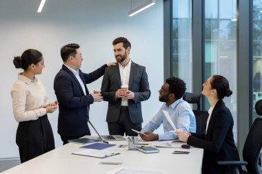 Profesyonellerden oluşan bir ekip bir ofiste toplanıp fikirleri tartışıyor ve uyum kuruyorlar. Atmosfer, bireylerin düşünce ve uzmanlıklarını paylaştıkları işbirlikçi ve olumludur.