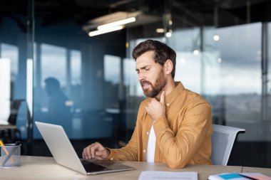Profesyonel bir birey modern bir ofiste oturup, rahatsız edici bir şekilde boğazını sıkar. Ayarlar arasında bir masa, dizüstü bilgisayar ve geniş cam pencereli bir ofis arka planı yer alıyor..
