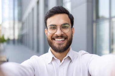 Kendine güveni tam bir birey çağdaş bir şehir ortamında selfie çekerken, pozitifliği ve arkadaşlığı resmediyor. İş, yaşam tarzı ve kişisel temalar için ideal