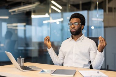 Ofis çalışanı rahatlamak ve iş verimliliğini artırmak için farkındalık meditasyonuna odaklandı.