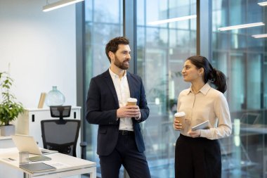 Profesyoneller ofis ortamında etkileşime girerler, birlikte çalışma ortamı ve profesyonellik gösterirler..