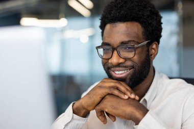 Modern bir ofiste oturan neşeli bir birey profesyonelce ama yaklaşılabilir bir tavrı benimsiyor. Başarı, pozitiflik ve kurumsal çevre konuları için idealdir..