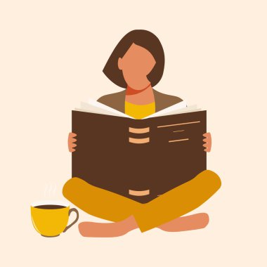 Güzel esmer bir kız öğrenci açık bir kitapla oturur ve bir fincan çayla kütüphanede yalınayak kitap okur. Çevrimiçi eğitim ve yararlı samimi okuma kavramı. 