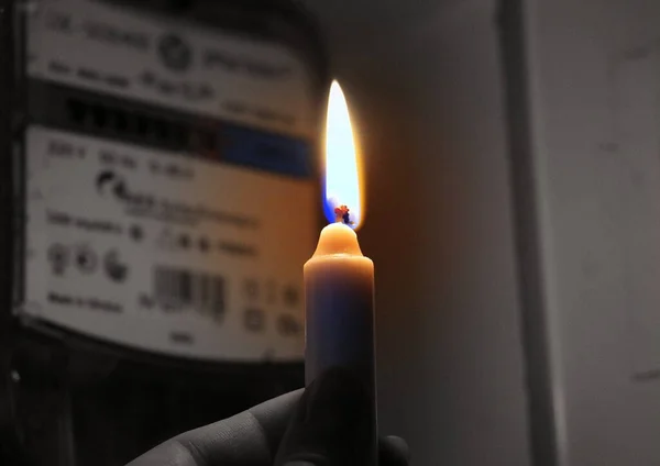 Svíčka Ruce Svítí Tmě Poblíž Elektroměru Během Výpadku Proudu Doma — Stock fotografie